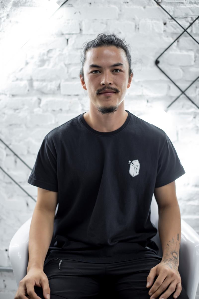 Isamu Okumura, artista de fineline, botânica e blackwork