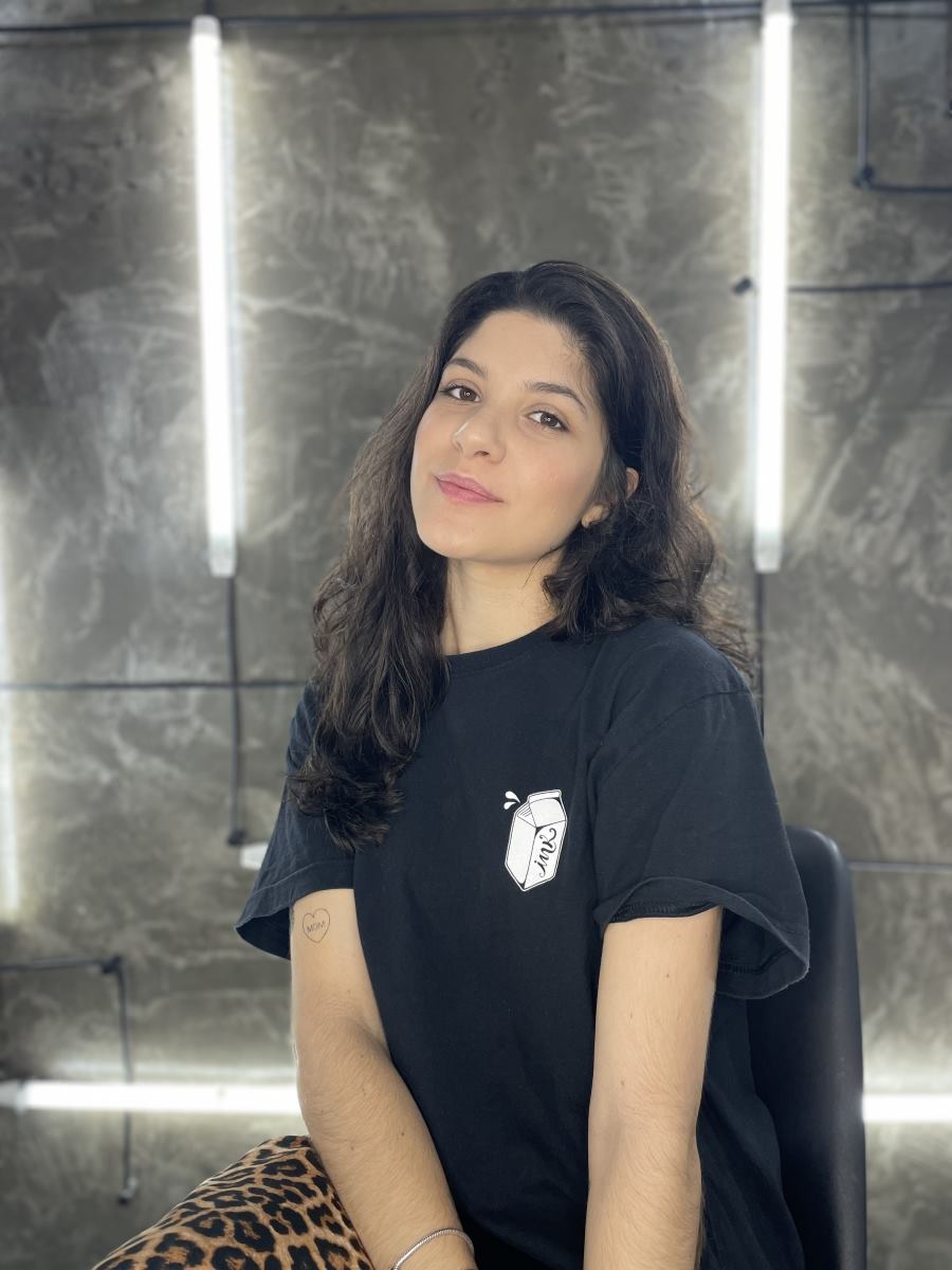 Júlia Nunes, artista de fineline minimalista