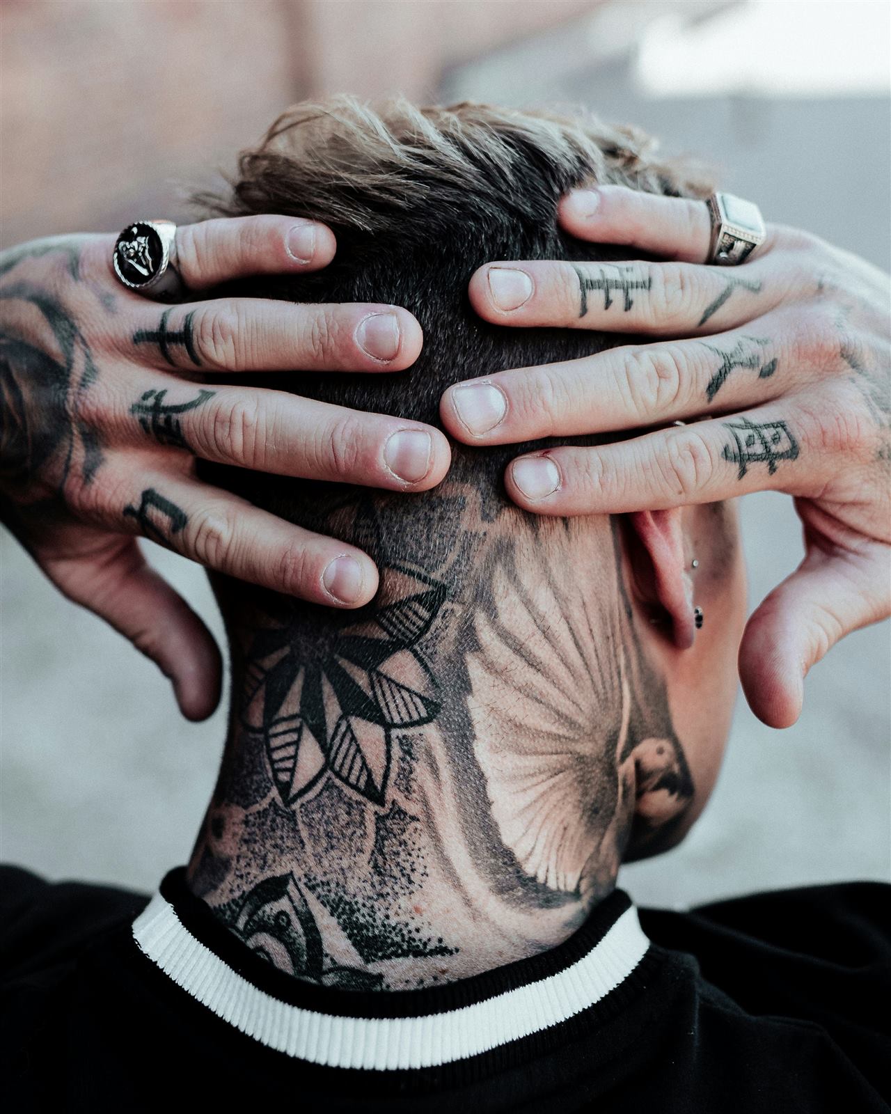 Detalhe de tatuagens nas mãos