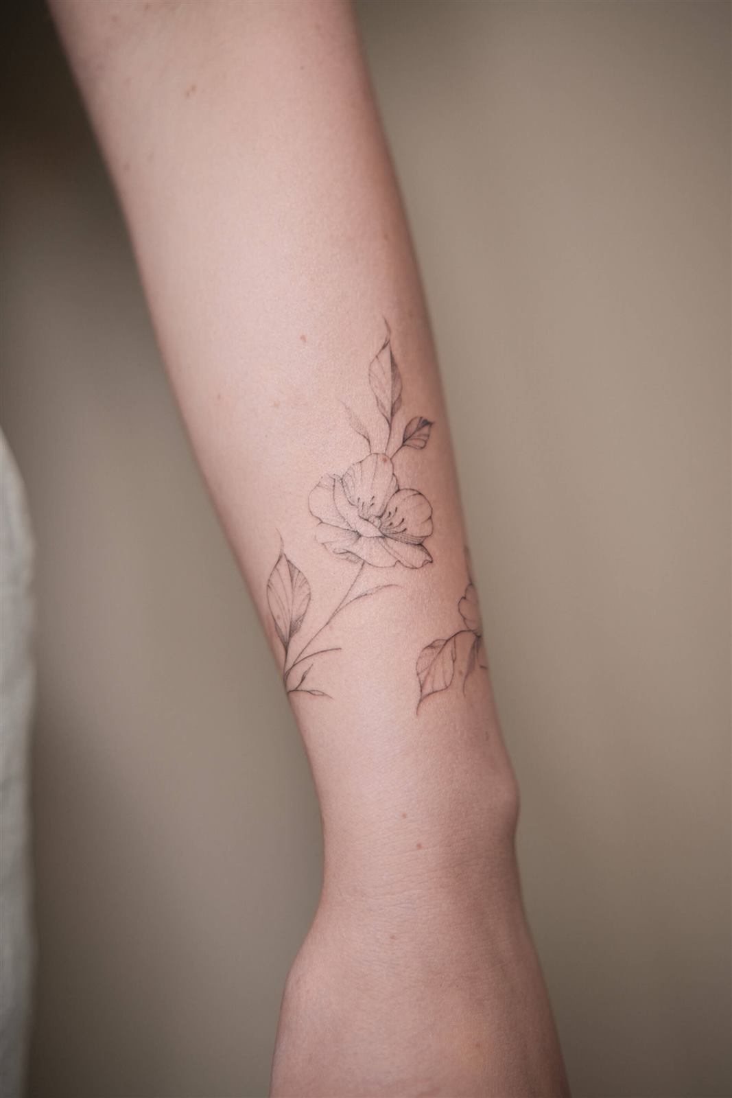 Tatuagem floral em fineline