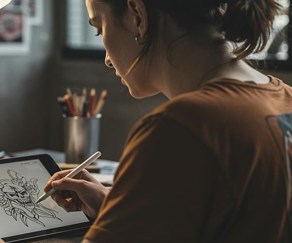 Artista desenvolvendo um desenho de tatuagem autoral